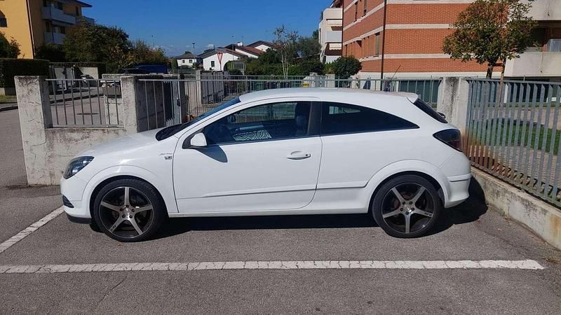 Usata 2007 Opel Astra GTC Cosmo Berlina | 2500 € (Buon prezzo) - Immagine 1/4