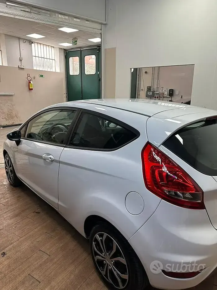 Usata Ford Fiesta 60 CV (44 kW) 2011 Bianco Berlina