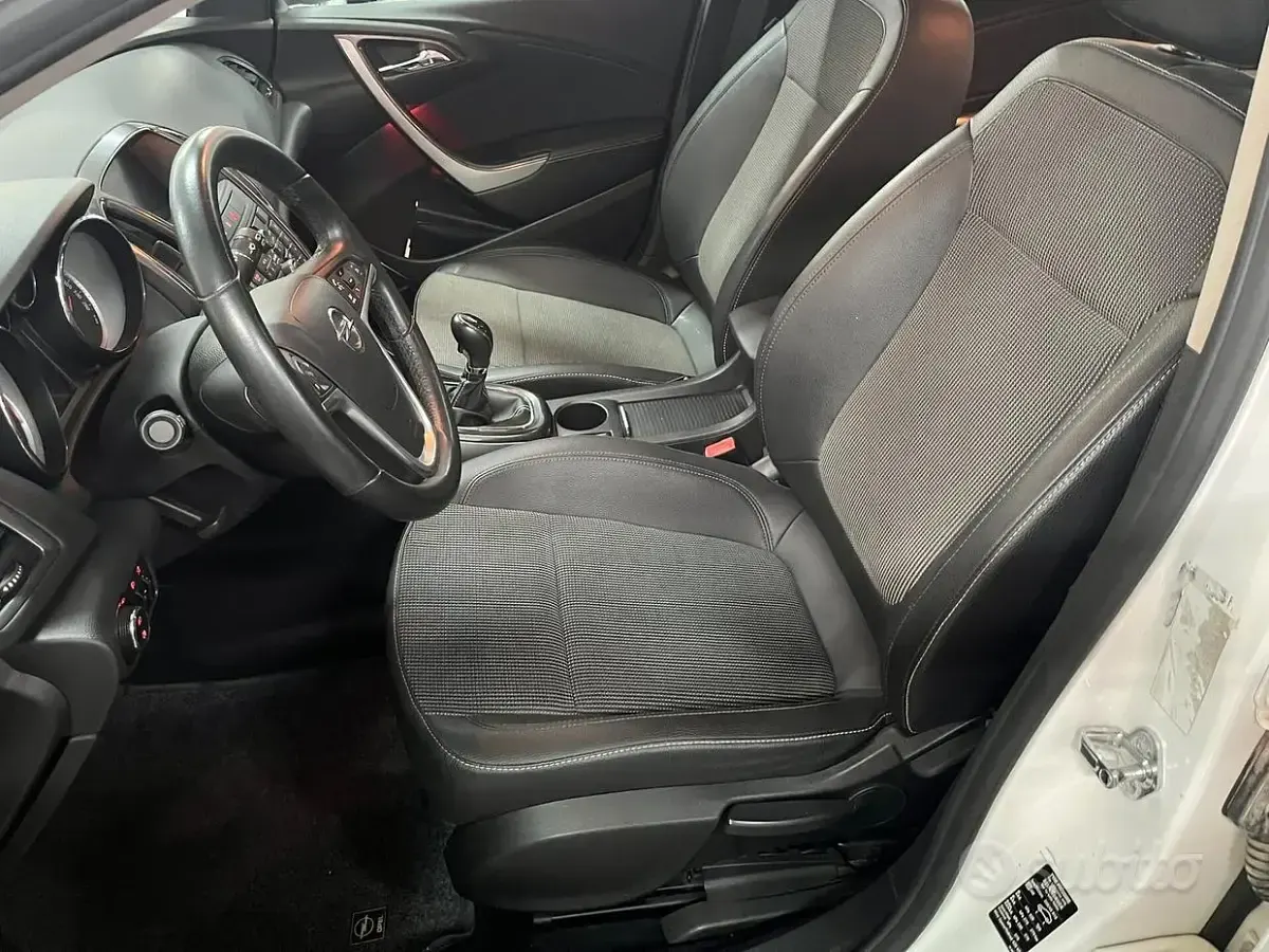 Usata Opel Astra 140 CV (102 kW) 2010 Bianco Berlina
