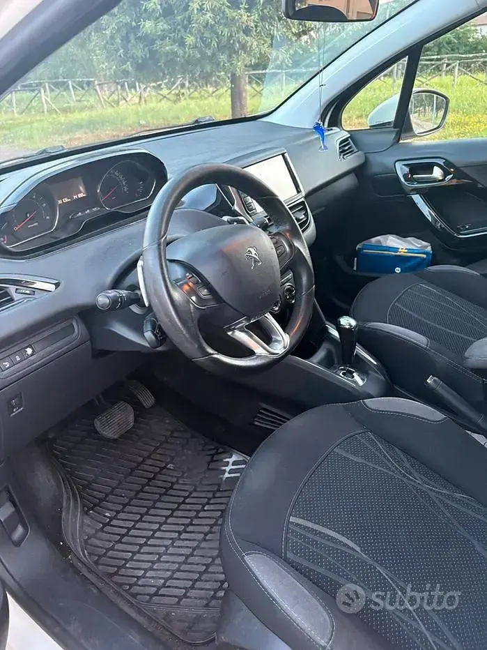 Usata Peugeot 208 68 CV (50 kW) 2013 Bianco Utilitaria