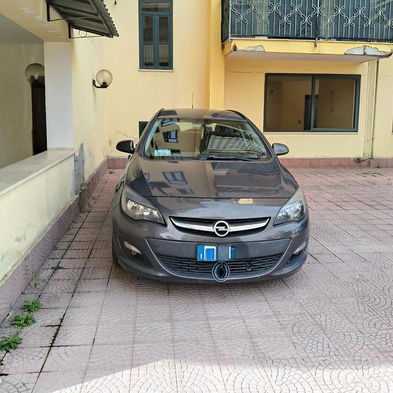 Usata Opel Astra 140 CV (102 kW) 2010 Grigio Station wagon
