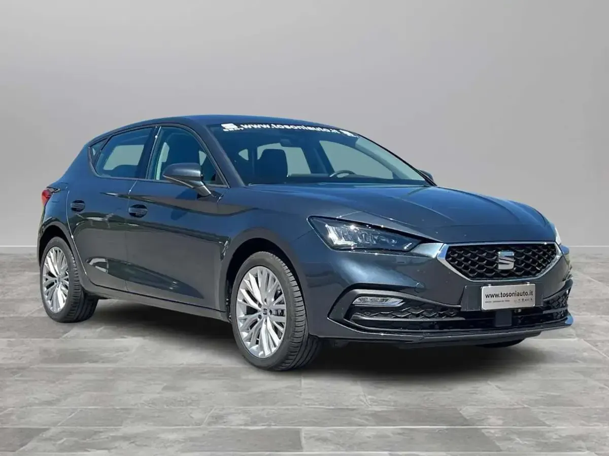 Käytetty Seat Leon Business 150 HP (110 kW) 2025 Magnetic tech Sedan
