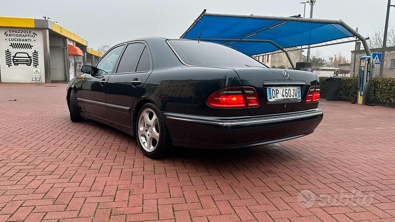 Usata Mercedes E220 143 CV (105 kW) 1999 Verde Berlina