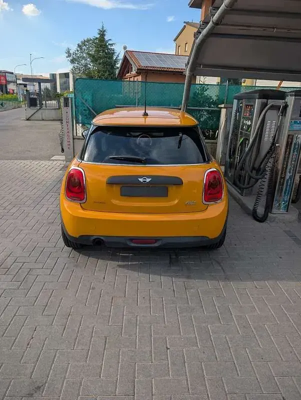 Usata Mini ONE 75 CV (55 kW) 2015 Arancione Utilitaria