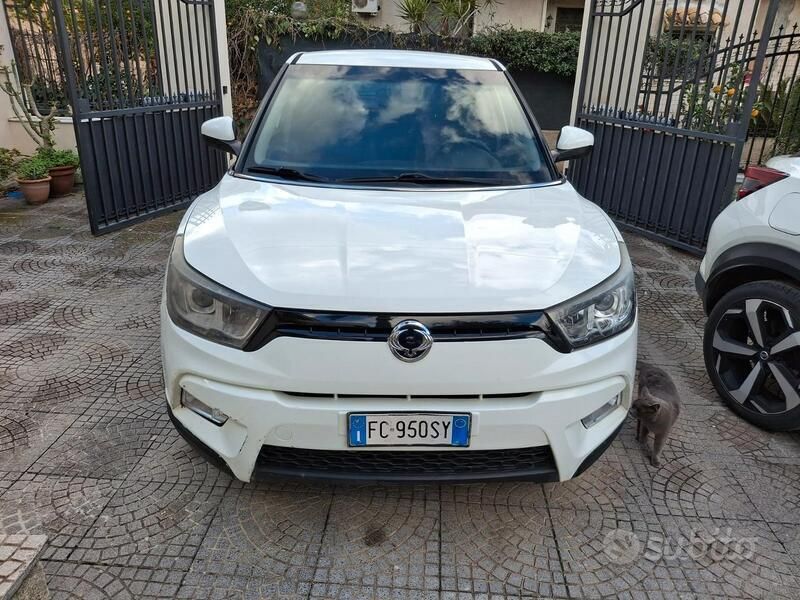 Bianco Usata 2016 Ssangyong (KGM) Tivoli SUV | 3650 € (Super prezzo) - Immagine 1/4