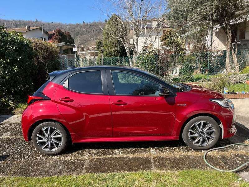 Usata 2020 Toyota Yaris Hybrid Style Tre volumi | 18.000 € (Buon prezzo) - Immagine 1/4