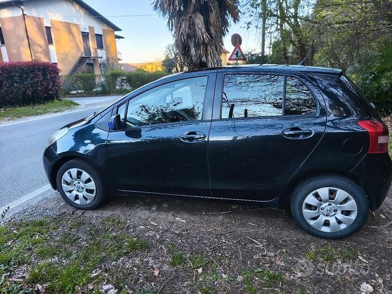 Usata Toyota Yaris 69 CV (50 kW) 2006 Nero Utilitaria