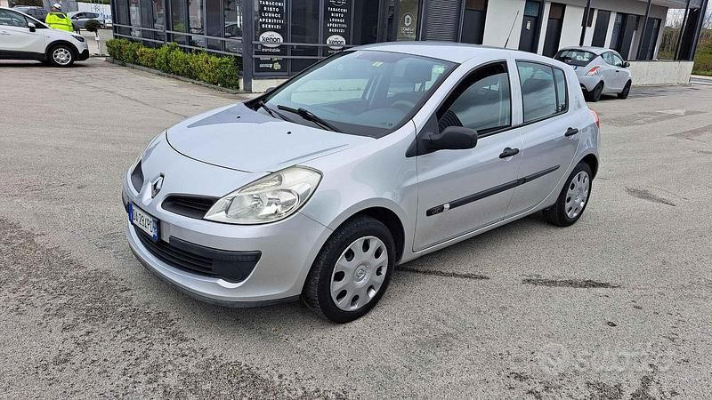 Usata Renault Clio II 70 CV (51 kW) 2006 Grigio Berlina