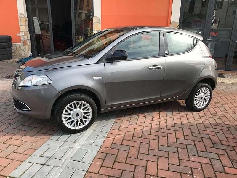 Grigio Usata 2016 Lancia Ypsilon Silver Due volumi | 6500 € (Buon prezzo) - Immagine 1/4