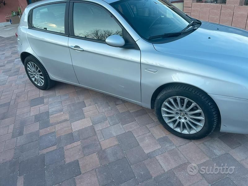 Usata Alfa Romeo 147 120 CV (88 kW) 2010 Grigio Utilitaria