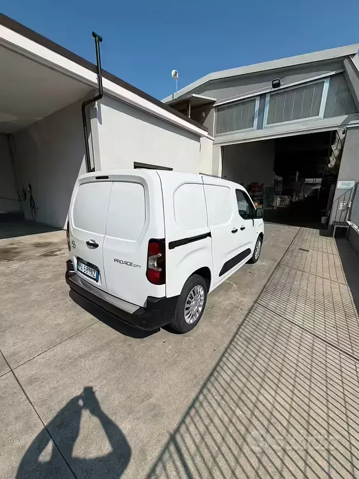 Usata Toyota Proace 102 CV (75 kW) 2025 Bianco Monovolume