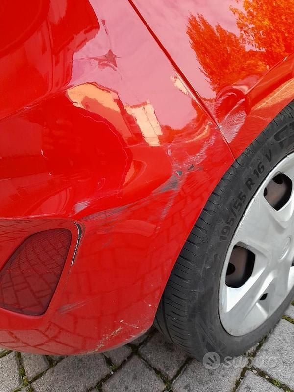 Usado Ford Fiesta 86 CV (63 kW) 2018 Rojo Utilitario