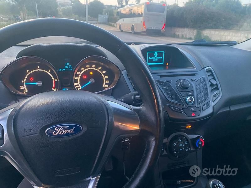 Usata Ford Fiesta 95 CV (69 kW) 2014 Grigio Utilitaria