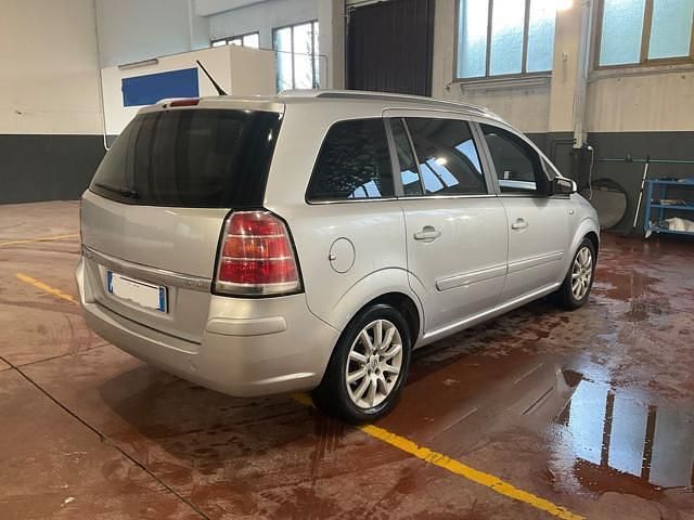 Usata Opel Zafira Cosmo 120 CV (88 kW) 2006 Argento Monovolume