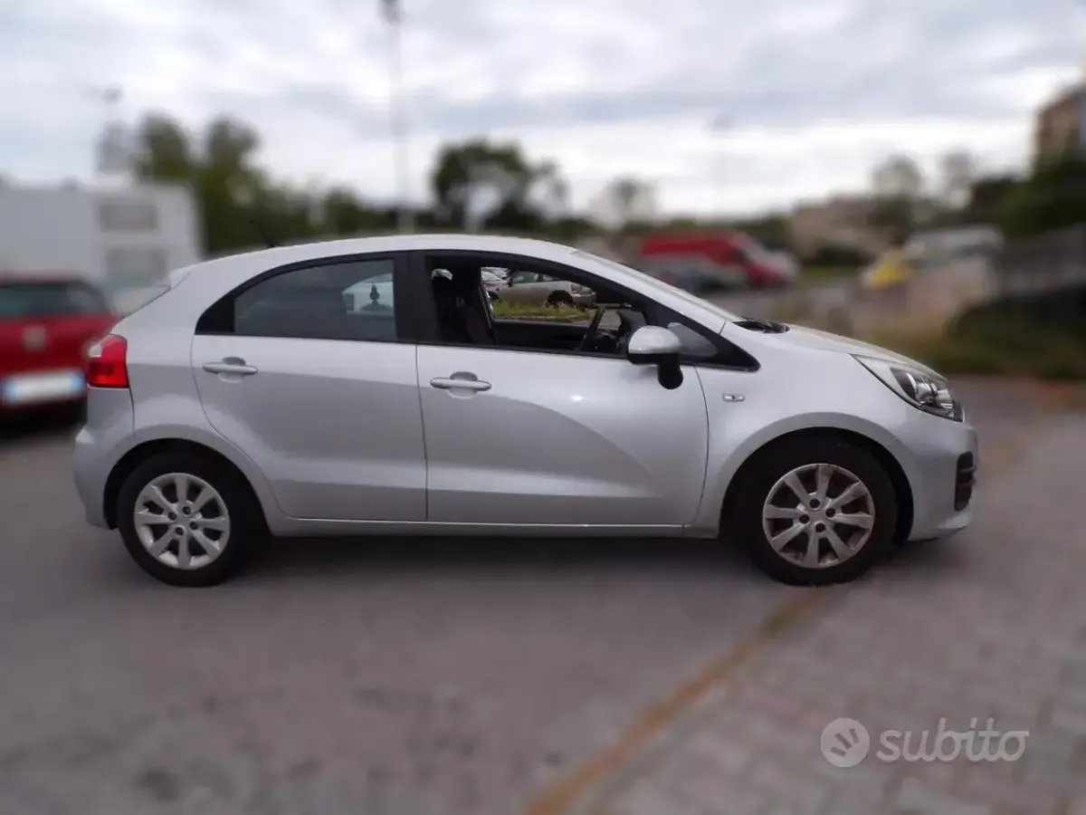 Usata Kia Rio 85 CV (62 kW) 2015 Grigio Berlina