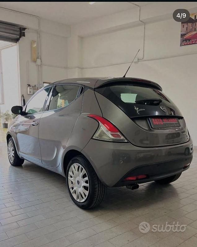 Usata Lancia Ypsilon 80 CV (58 kW) 2015 Grigio Utilitaria