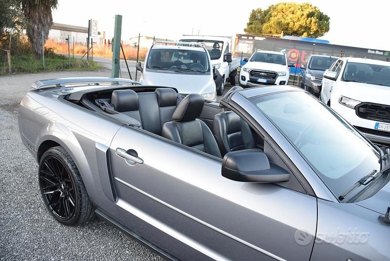 Usata Ford Mustang GT 213 CV (156 kW) 2007 Grigio Cabrio