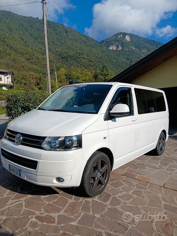 Bianco Usata 2010 VW Caravelle Monovolume | 18.500 € (Buon prezzo) - Immagine 1/4