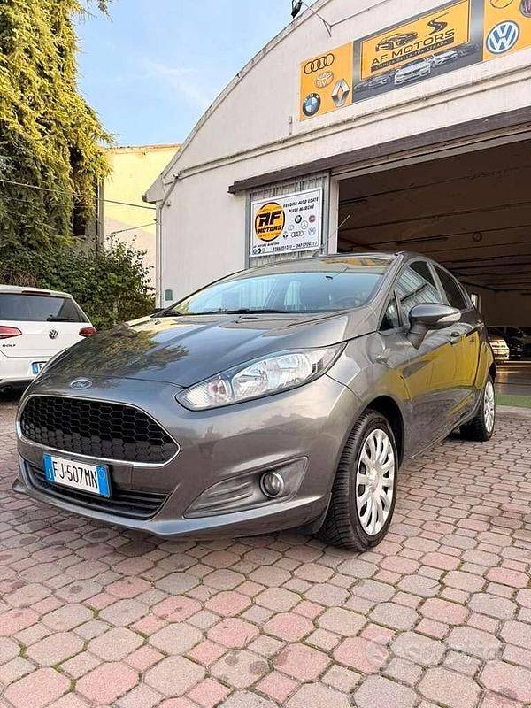 Usata Ford Fiesta 95 CV (69 kW) 2017 Grigio Utilitaria