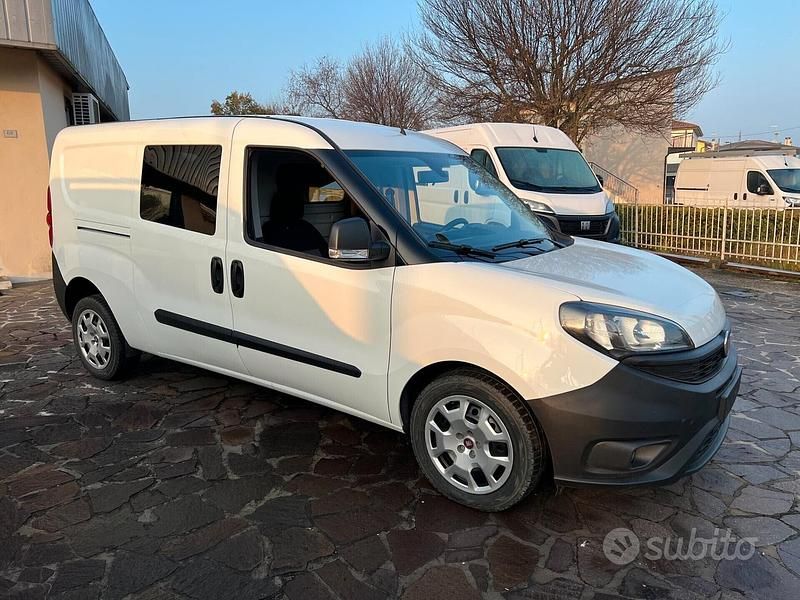 Usata Fiat Doblò S 120 CV (88 kW) 2022 Bianco Monovolume