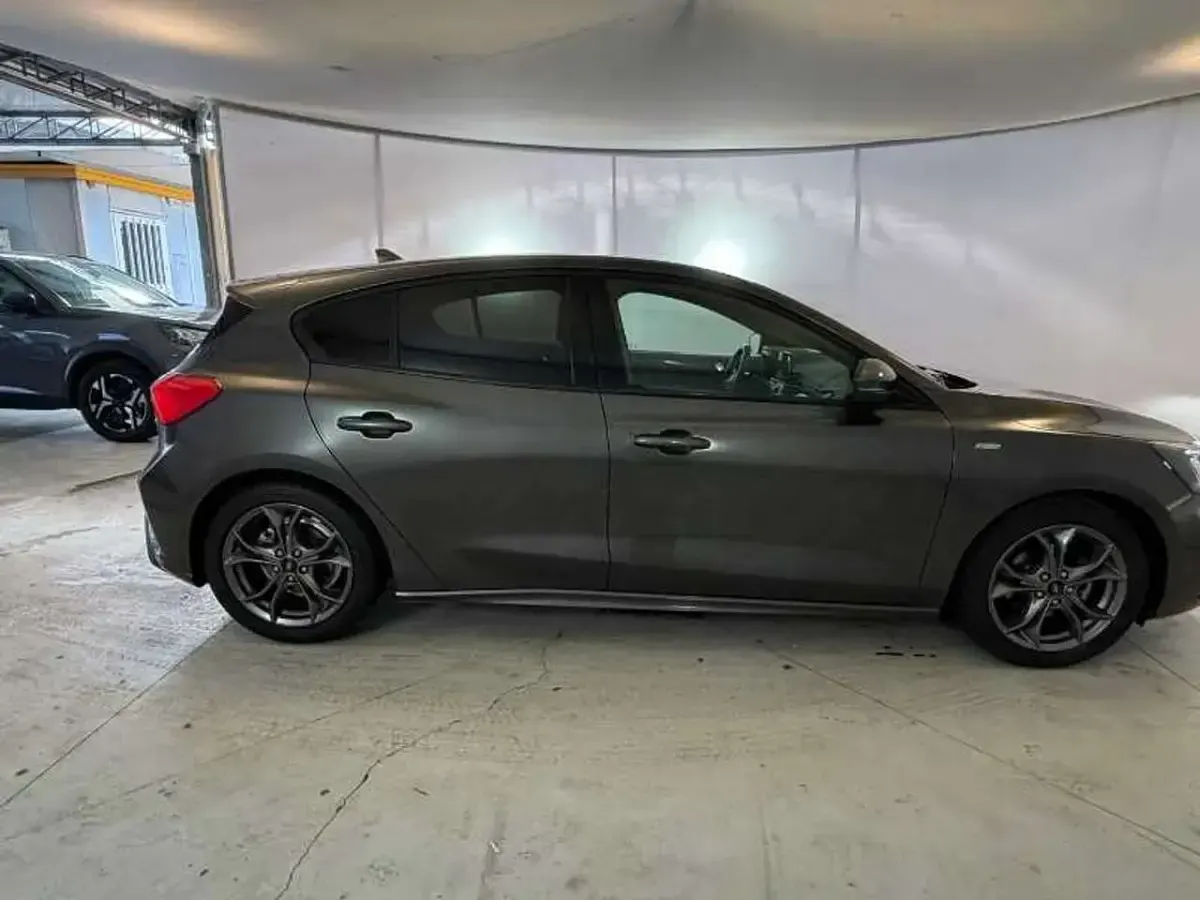 Usata Ford Focus ST-Line 120 CV (88 kW) 2021 Dark metal grey Berlina
