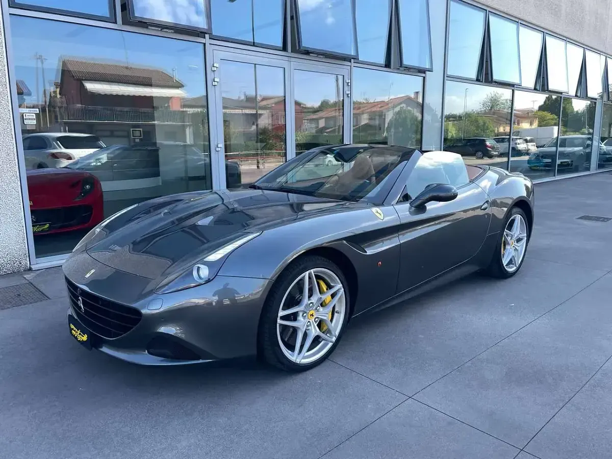 Usata Ferrari California 560 CV (411 kW) 2015 Grigio Cabrio