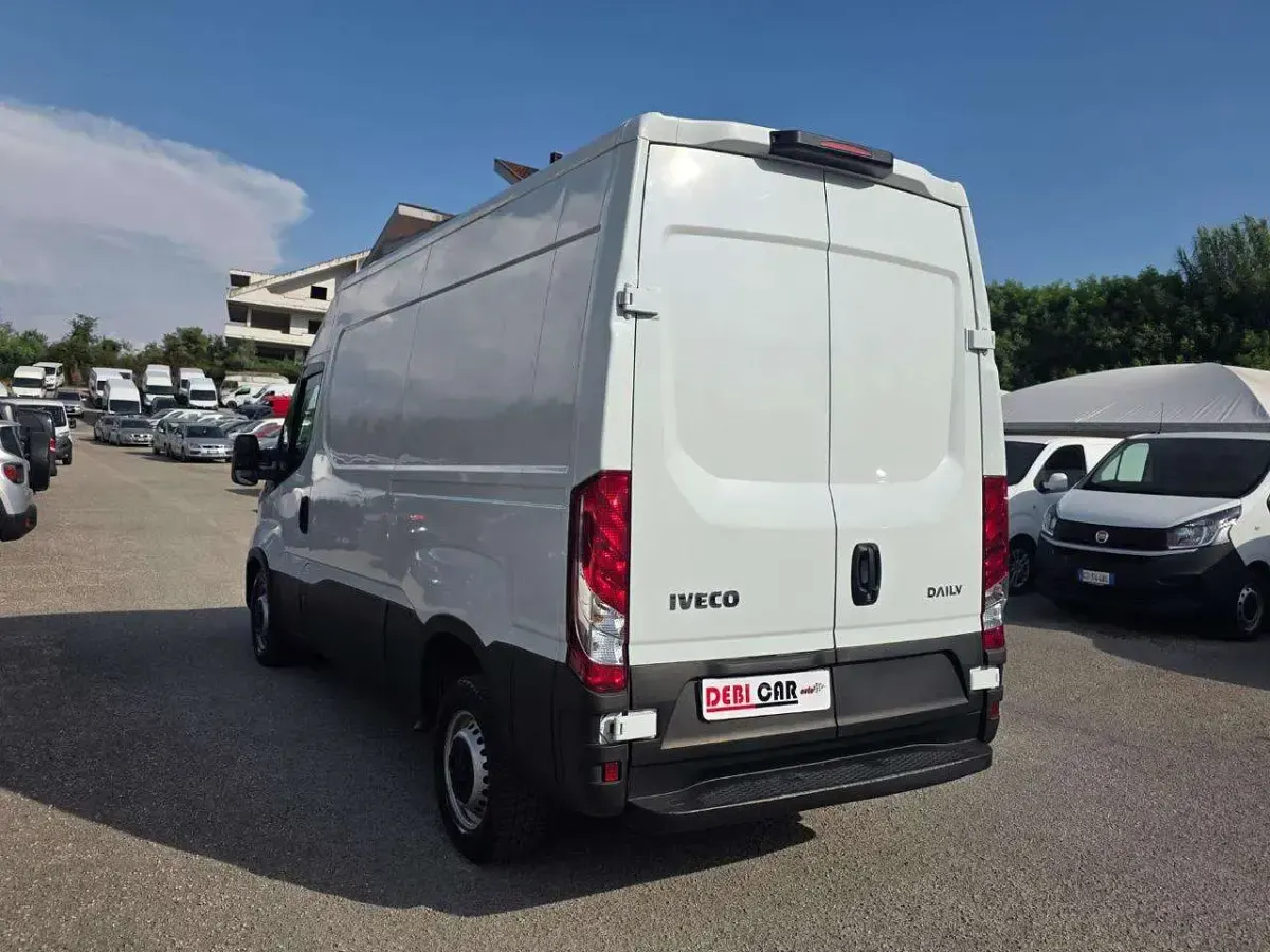 Usata Iveco Daily 116 CV (85 kW) 2021 Bianco Furgone