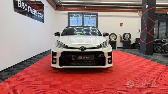 Usata Toyota Yaris 261 CV (191 kW) 2024 Bianco Utilitaria