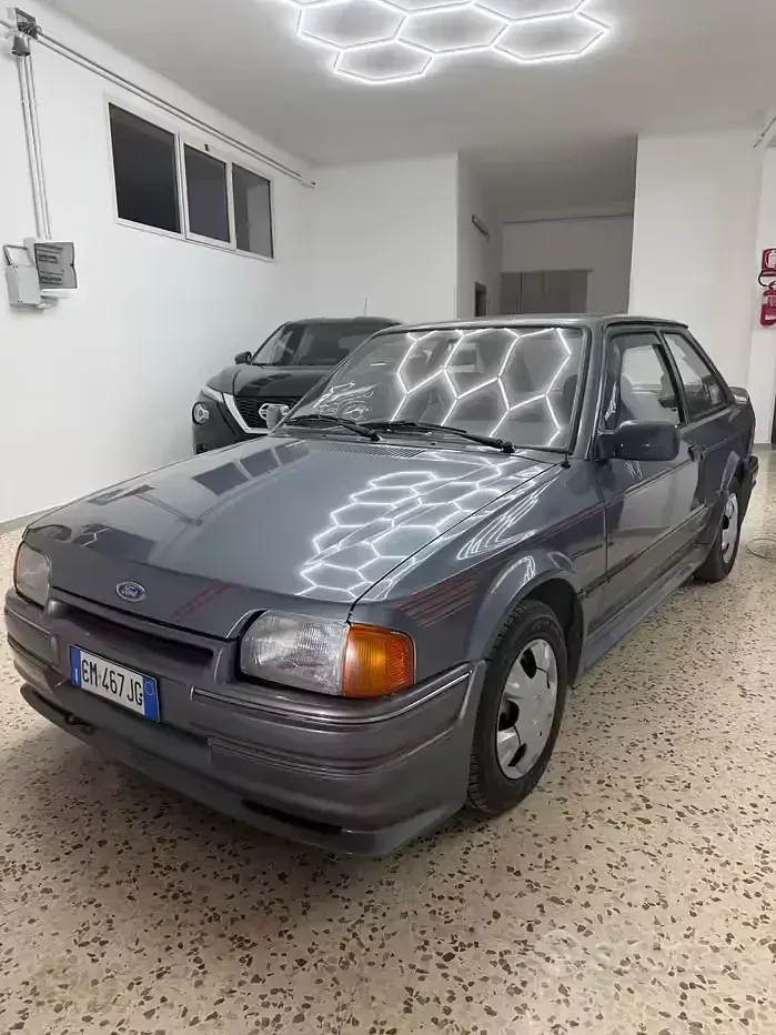 Usata Ford Escort 60 CV (44 kW) 1988 Grigio Berlina