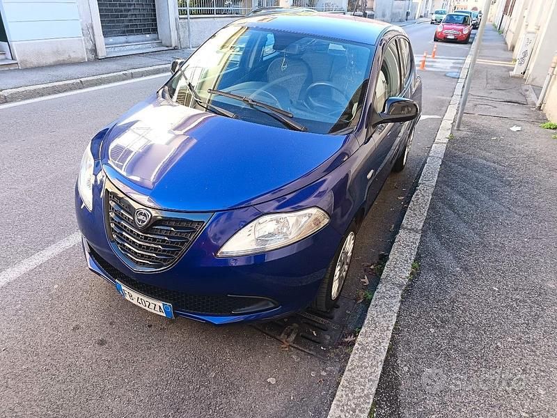 Blu Usata 2015 Lancia Ypsilon Due volumi | 6500 € (Cara) - Immagine 1/4