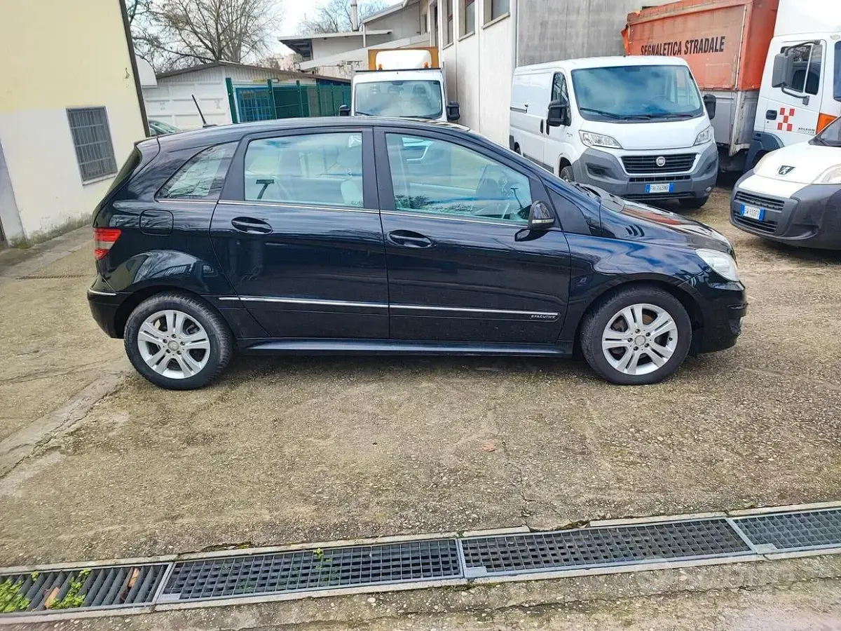 Usata Mercedes B180 109 CV (80 kW) 2011 Nero Monovolume