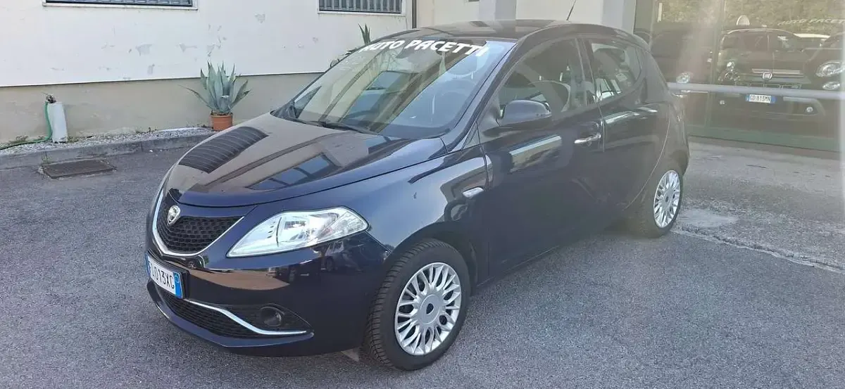 Usata Lancia Ypsilon Gold 69 CV (50 kW) 2016 Blu/azzurro Utilitaria