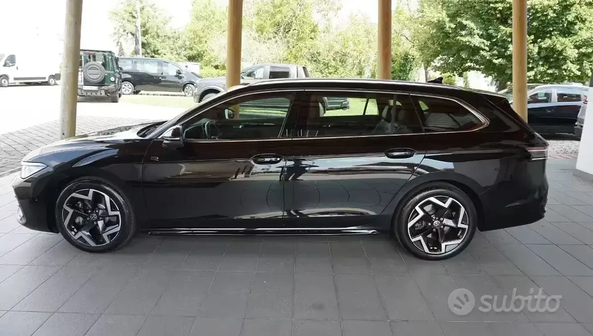 Usata VW Passat R-line 193 CV (141 kW) 2024 Nero Station wagon
