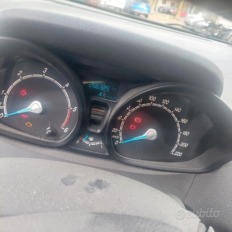 Usata Ford Courier 75 CV (55 kW) 2015 Monovolume