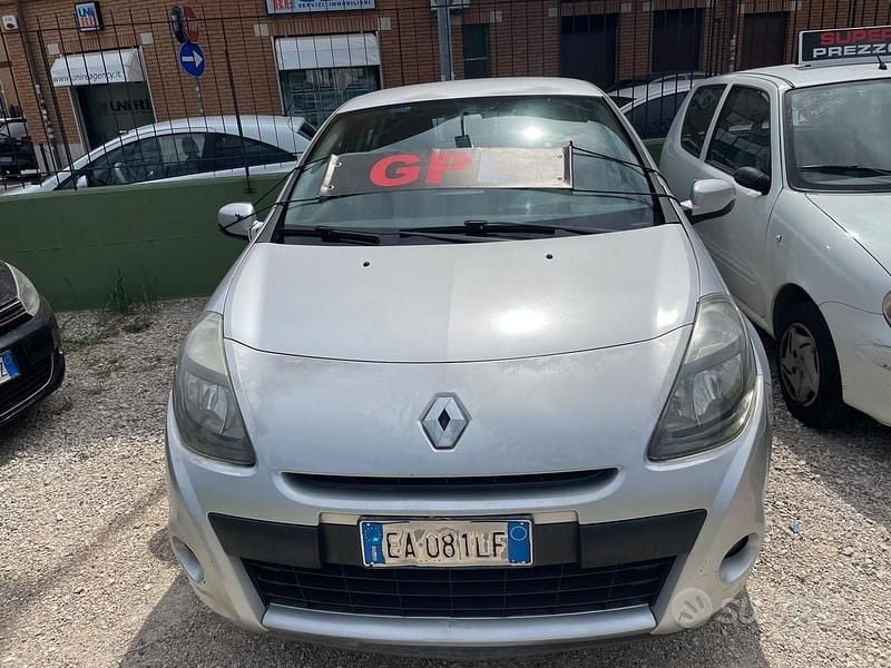 Usata Renault Clio II Dynamique 72 CV (52 kW) 2010 Grigio Berlina