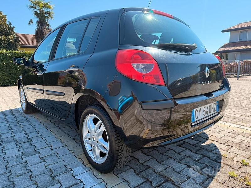 Usata Renault Clio II 75 CV (55 kW) 2006 Nero Berlina