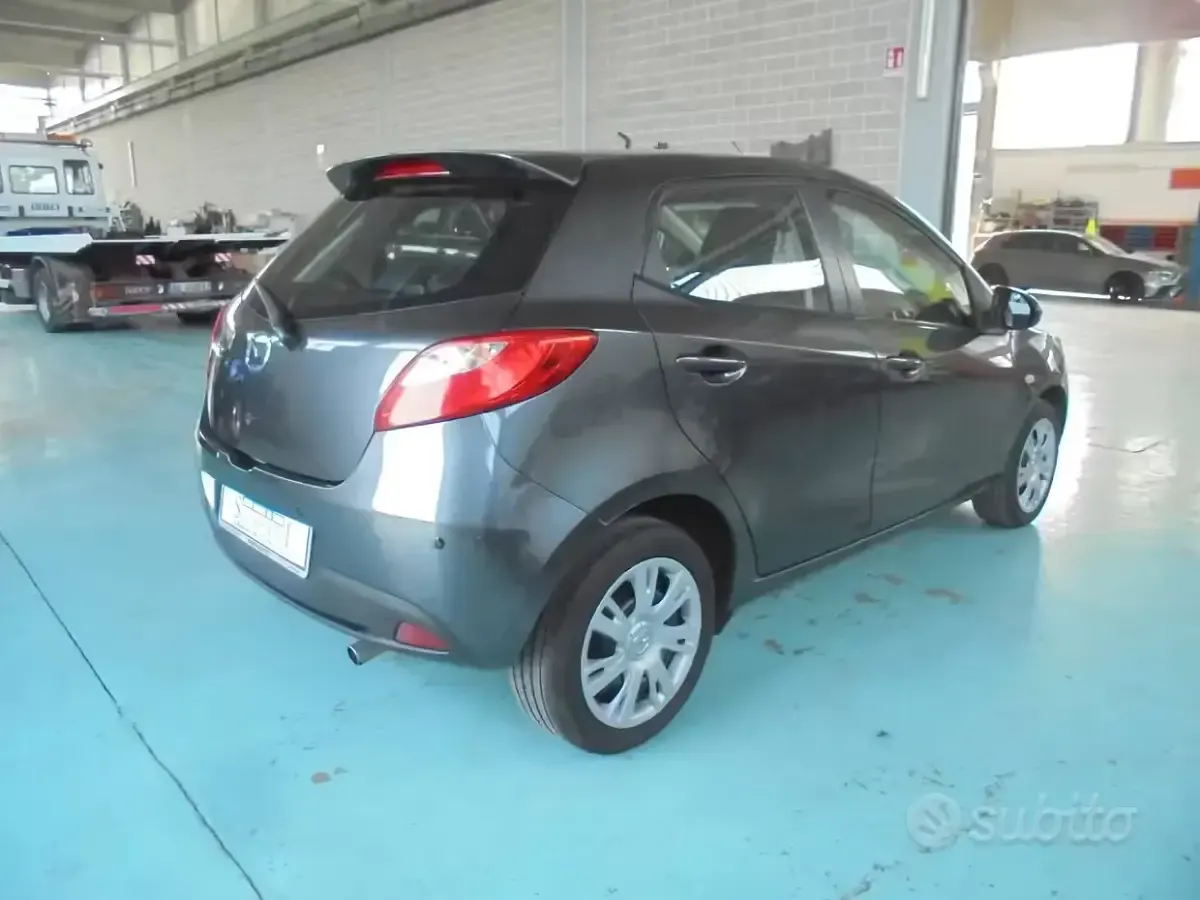 Usata Mazda 2 Energy 75 CV (55 kW) 2014 Grigio Berlina