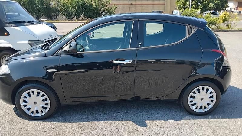 Usata Lancia Ypsilon 69 CV (50 kW) 2013 Nero Utilitaria