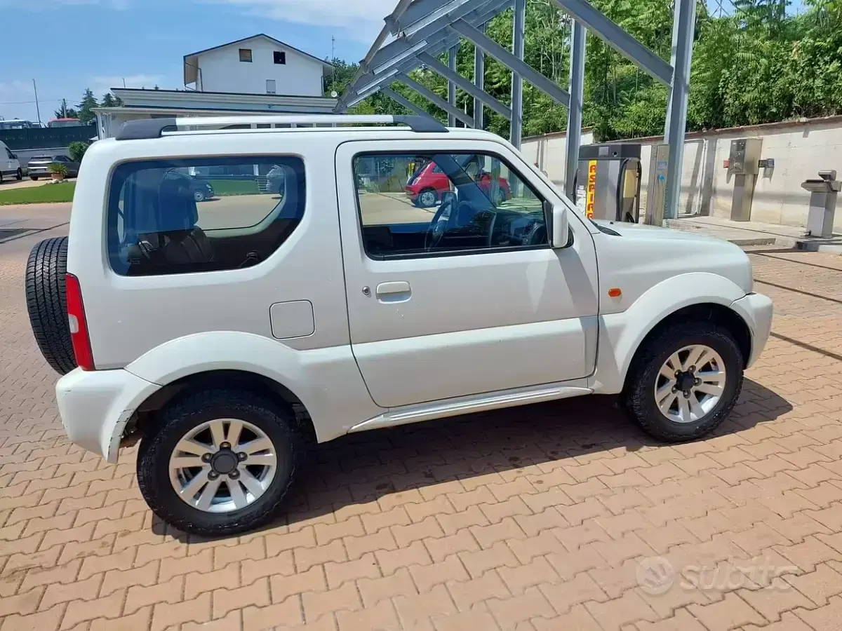 Usata Suzuki Jimny 85 CV (62 kW) 2011 Bianco SUV