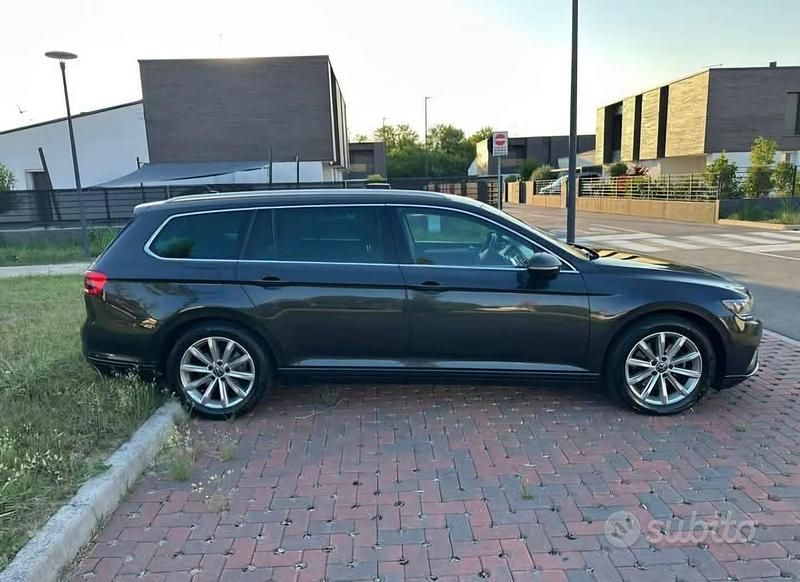Usata VW Passat 150 CV (110 kW) 2021 Grigio Station wagon