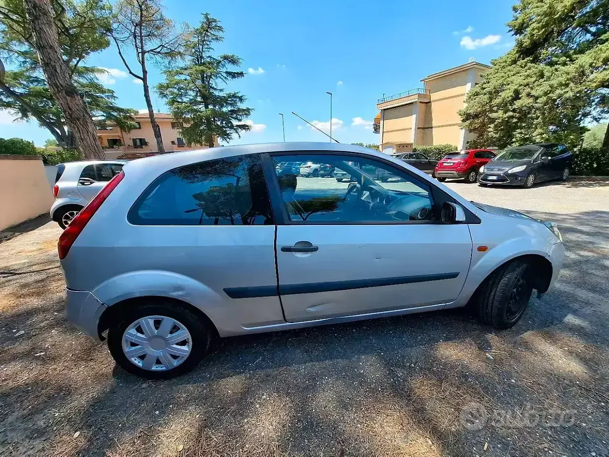 Usata Ford Fiesta 75 CV (55 kW) 2006 Grigio Utilitaria
