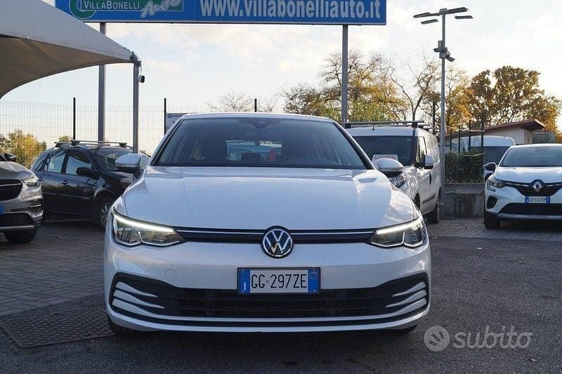Bianco Usata 2021 VW Golf VIII Life Tre volumi | 18.900 € (Buon prezzo) - Immagine 1/4