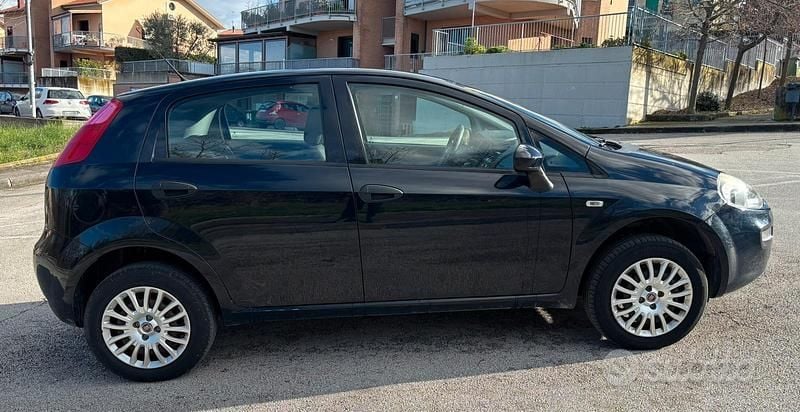 Usata Fiat Punto 77 CV (56 kW) 2016 Blu Utilitaria