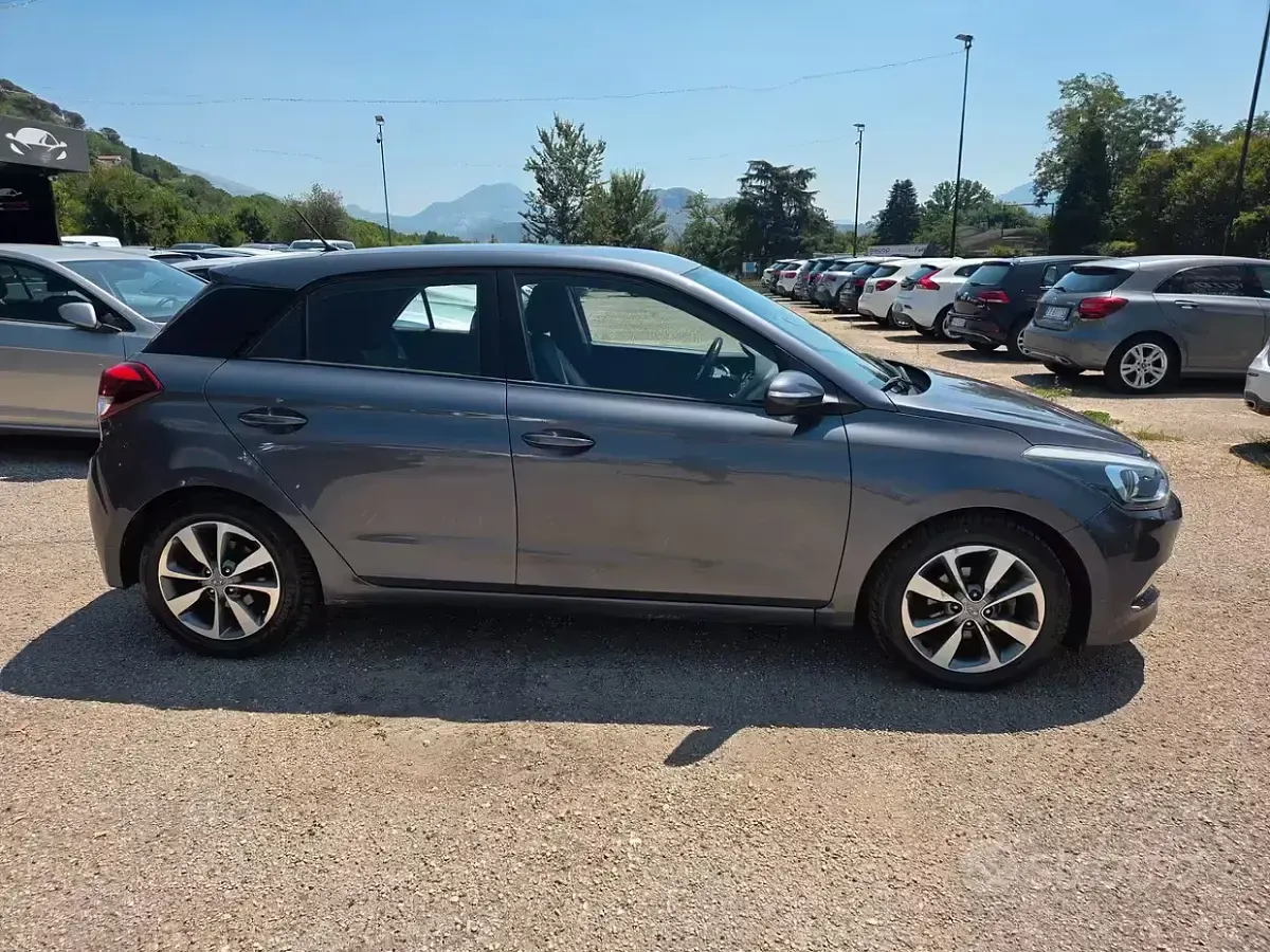 Usata Hyundai i20 Comfort 82 CV (60 kW) 2017 Blu Berlina