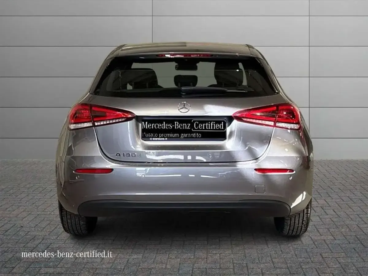 Usata Mercedes A180 Business 116 CV (85 kW) 2022 Grigio montagna Berlina
