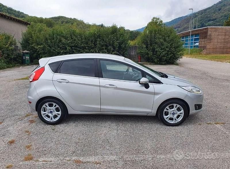 Usata Ford Fiesta Titanium 75 CV (55 kW) 2016 Argento Berlina