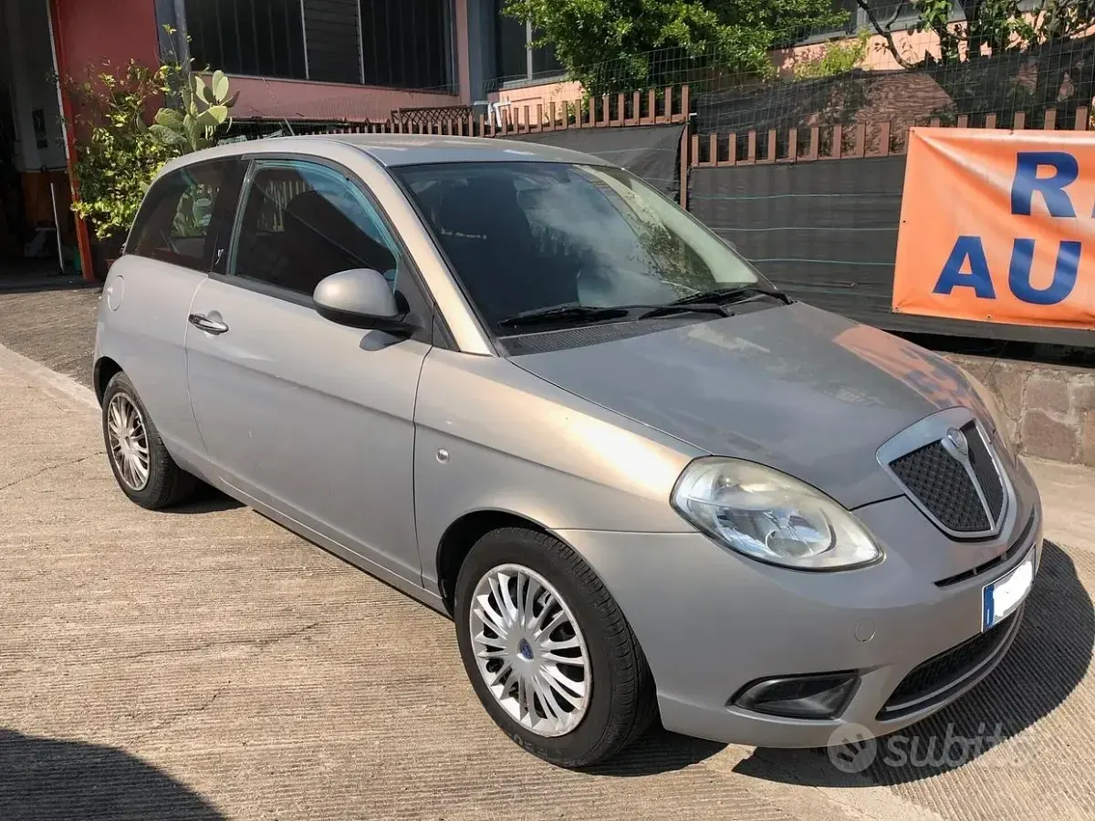 Usata Lancia Ypsilon 60 CV (44 kW) 2011 Grigio Utilitaria