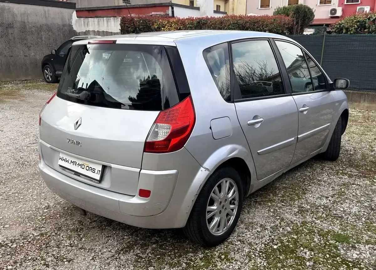 Usata Renault Scénic II 105 CV (77 kW) 2008 Argento Monovolume