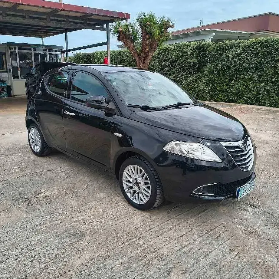 Usata Lancia Ypsilon Gold 69 CV (50 kW) 2015 Nero Utilitaria