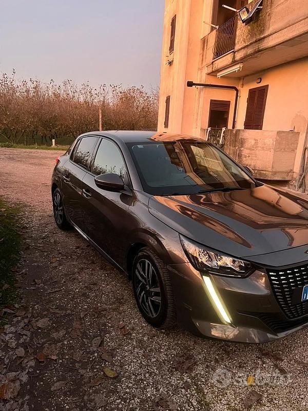 Usata Peugeot 208 Allure 101 CV (74 kW) 2023 Grigio Utilitaria